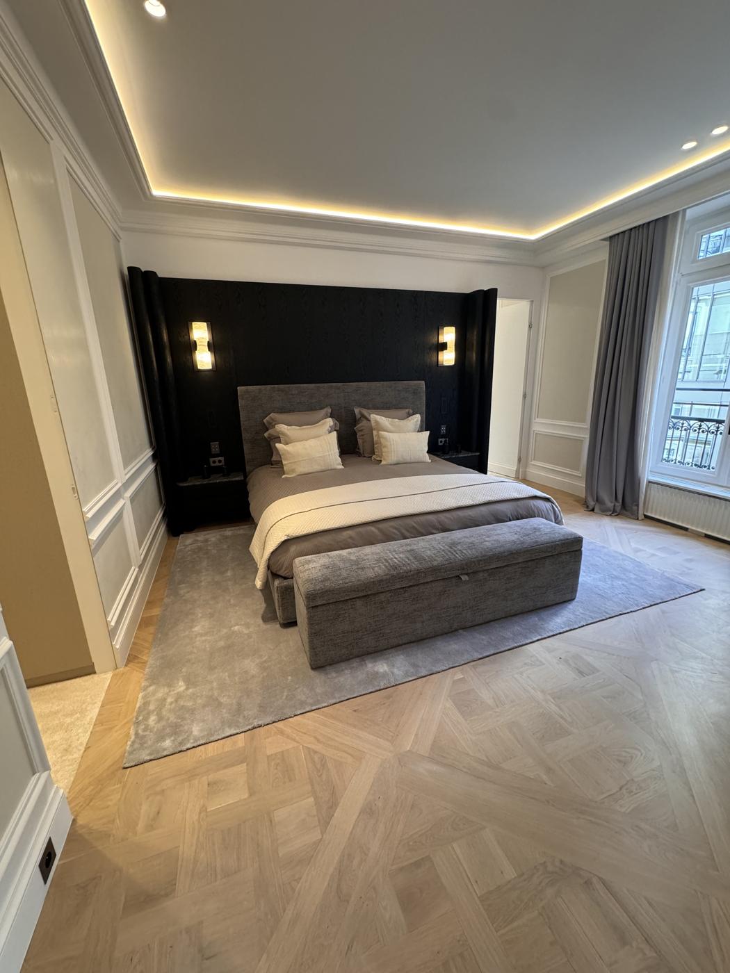 Chambre avec tête de lit noire et éclairage indirect, Paris 8e