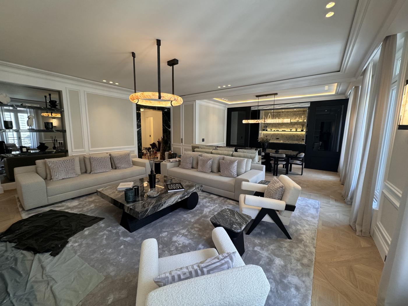 Grand salon d'un appartement rue Marignan, parquet en point de Hongrie