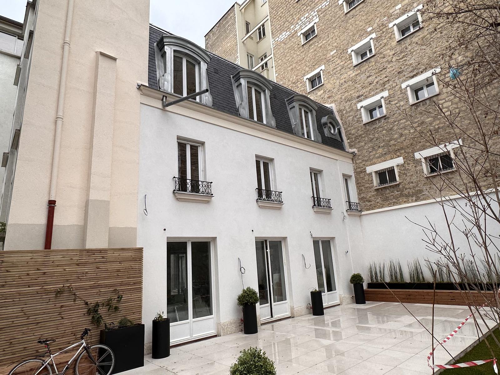 Façade sur cour d'une maison à Neuilly-sur-Seine, lucarnes en zinc et terrasse